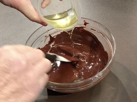 Huile versée sur chocolat fondu