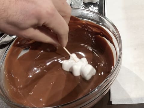 Ourson guimauve dans chocolat fondu