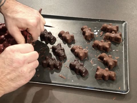 Démoulage oursons en chocolat