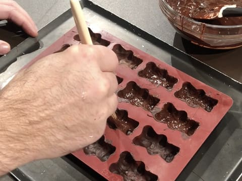 Chocolat fondu dans moule ourson