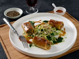 Paccheri farcis aux salsifis et poitrine de porc Ibaïama confite, petite salade d'hiver à la noisette et huile de café