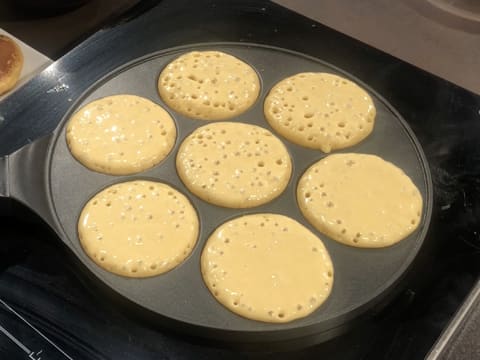 Les pancakes sont en train de cuire dans la poêle à blinis et à pancakes