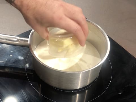 Ajout du beurre dans la casserole qui contient le lait