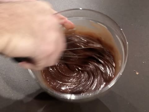 Incorporation du praliné amandes noisettes dans la préparation chocolatée à l'aide du fouet