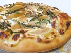 Pizza au fromage de chèvre et à la poire