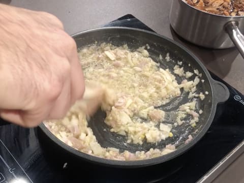 Mélange oignons et échalotes dans poêle