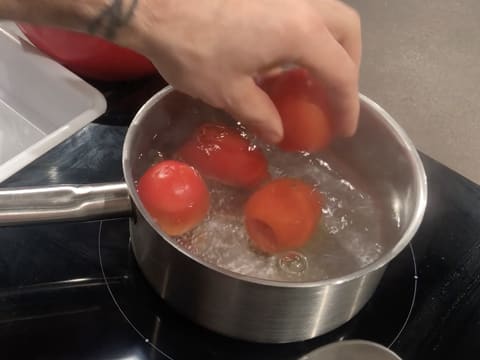 Tomates plongées dans eau bouillante