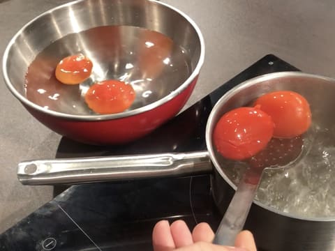 Retrait des tomates de la casserole