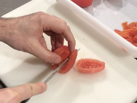 Tomate taillée au couteau