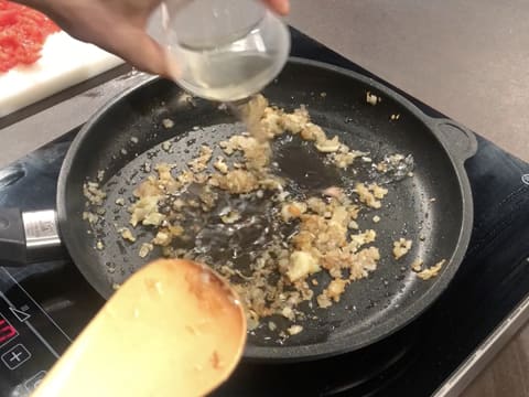 Ajout vin blanc dans poêle