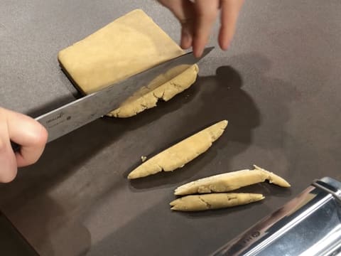 Pâte à ravioles parée au couteau
