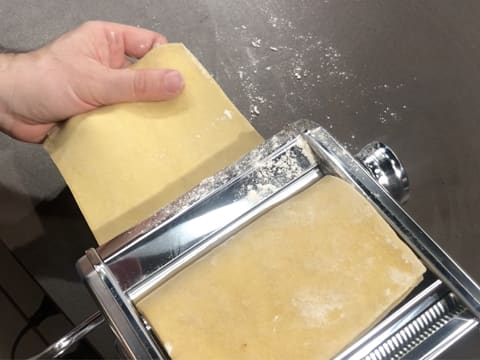 Pâte à ravioles dans machine à pâte