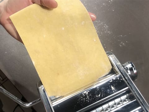 Pâte à ravioles dans machine à pâte