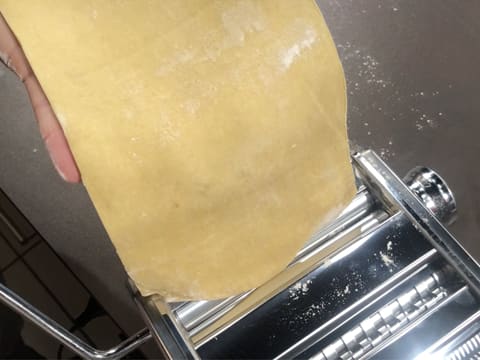 Pâte à ravioles dans machine à pâte