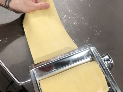 Pâte à ravioles dans machine à pâte