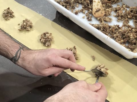 Boules de farce déposées sur pâte