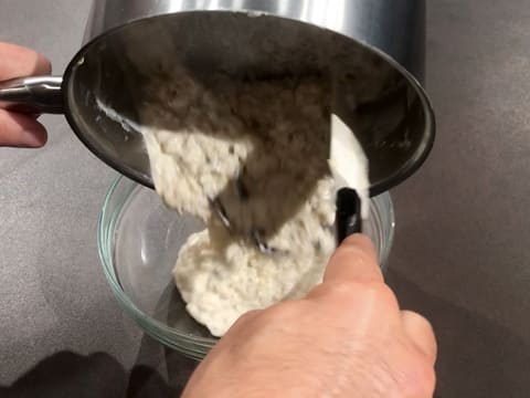 Le riz au lait cuit dans la casserole est débarrassé dans un saladier posé sur le plan de travail