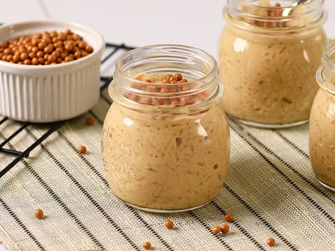 Obtention des verrines remplies de riz au lait au chocolat Zéphyr caramel recouvert de perles croustillantes de chocolat au lait et caramel salé