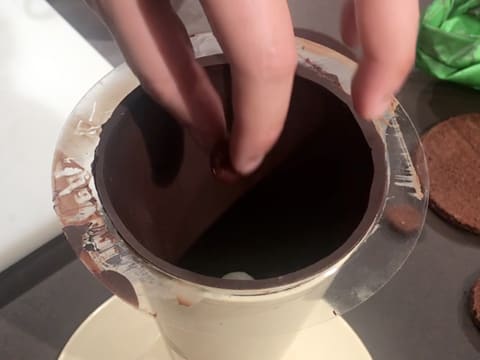 Ajout d'une cerise à l'eau de vie dans le cône en chocolat, sur la Chantilly mascarpone vanillée