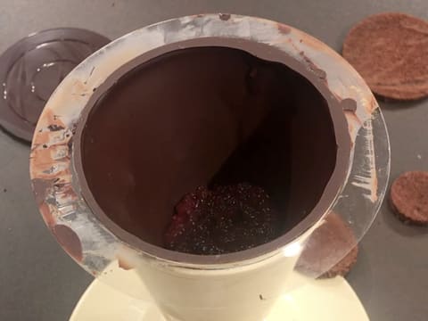 Ajout d'un peu de confit de griotte dans le cône en chocolat