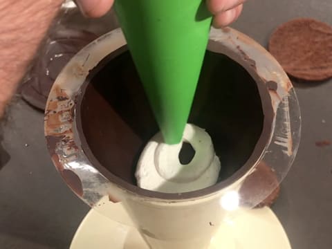 Un cordon de Chantilly mascarpone vanillée est pochée en spirale dans le cône en chocolat