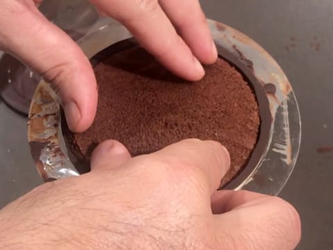 Un disque de biscuit chocolat est déposé sur le confit de griotte
