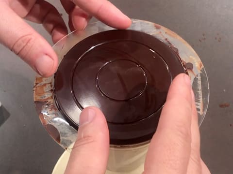 Le cône en chocolat noir est obturé par le fond en chocolat noir