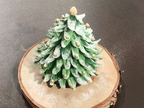 Le sapin de Noël en chocolat vert et décoré est prêt