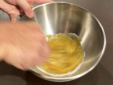 Mélange au fouet des œufs, du miel et du sucre en poudre