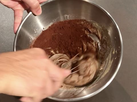 Mélange au fouet de la préparation chocolatée