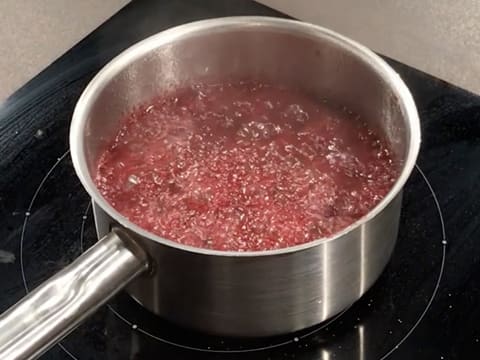 Ébullition de la préparation à base de purée de griotte dans la casserole