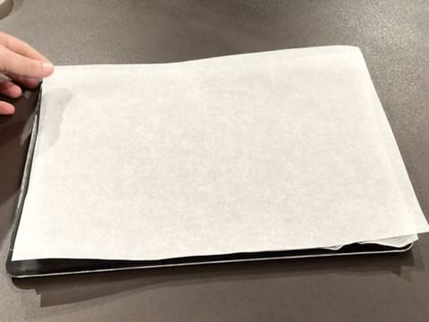 Une feuille de papier sulfurisé est posée sur le biscuit chocolat