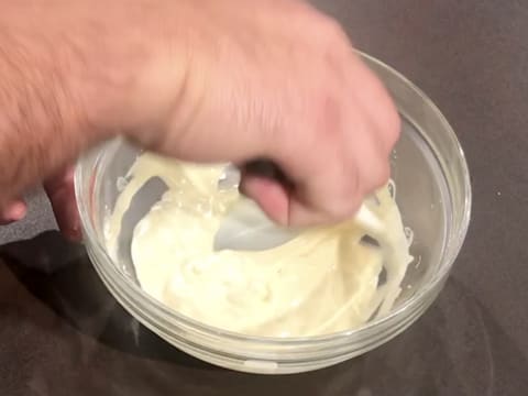 Mélange du chocolat blanc fondu avec le chocolat blanc haché