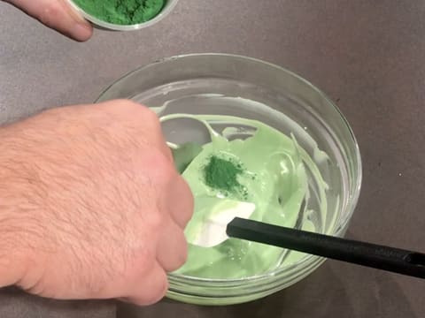 Ajout d'une pointe de couteau de colorant vert en poudre