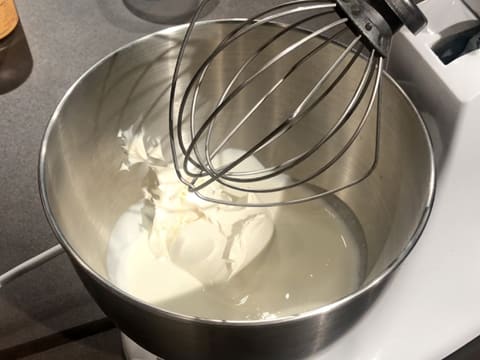 La crème liquide et le mascarpone sont versés dans la cuve du batteur