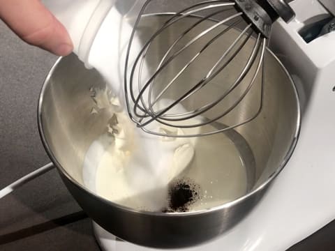 Ajout du sucre en poudre dans la crème liquide qui se trouve dans la cuve du batteur