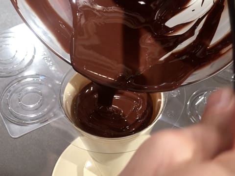 Remplissage du moule avec le chocolat tempéré