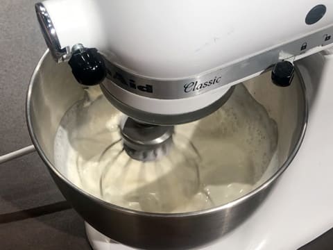 La crème liquide et le sucre en poudre sont fouettés avec le batteur