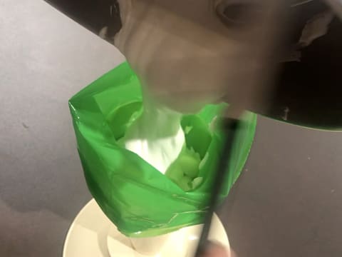 La crème Chantilly mascarpone vanillée est versée dans une poche à douille