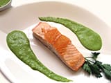 Saumon po&ecirc;l&eacute;, sauce verte