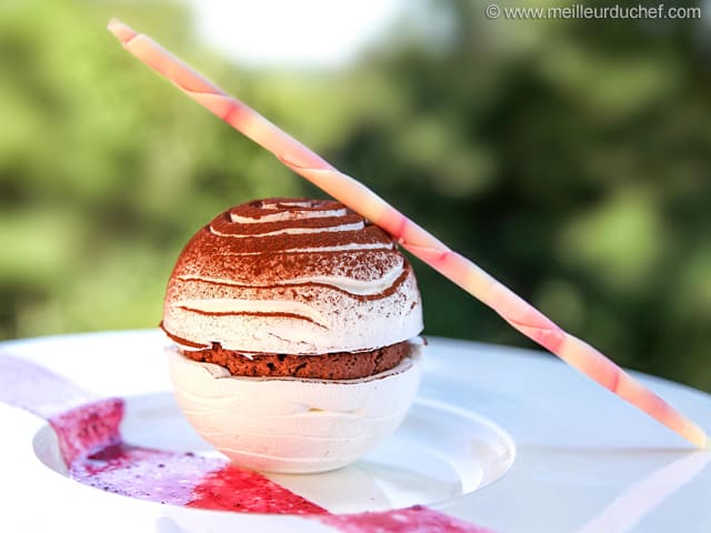 Sphère meringuée, mousse chocolatée et compotée de cerises au gingembre