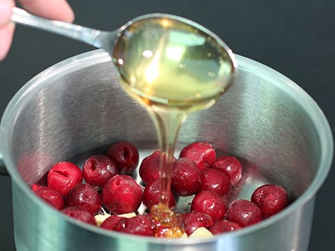 Sphère meringuée, mousse chocolatée et compotée de cerises au gingembre - 14