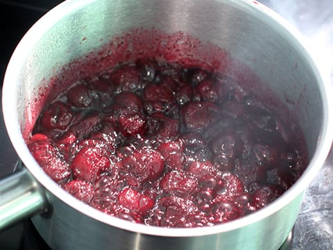 Sphère meringuée, mousse chocolatée et compotée de cerises au gingembre - 17