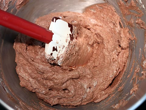 Sphère meringuée, mousse chocolatée et compotée de cerises au gingembre - 23