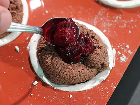 Sphère meringuée, mousse chocolatée et compotée de cerises au gingembre - 28