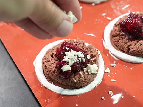 Sphère meringuée, mousse chocolatée et compotée de cerises au gingembre - 29