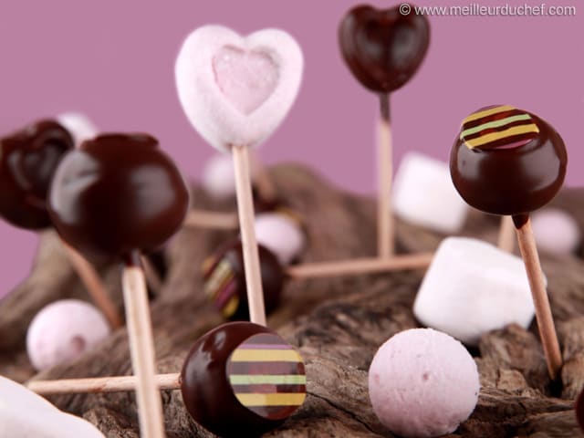 Sucettes de guimauve à la framboise, enrobées de chocolat