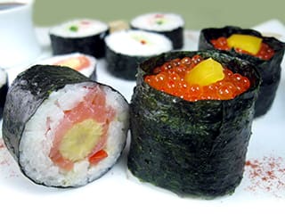Sushis au saumon fum&eacute; et ma&iuml;s en &eacute;pis