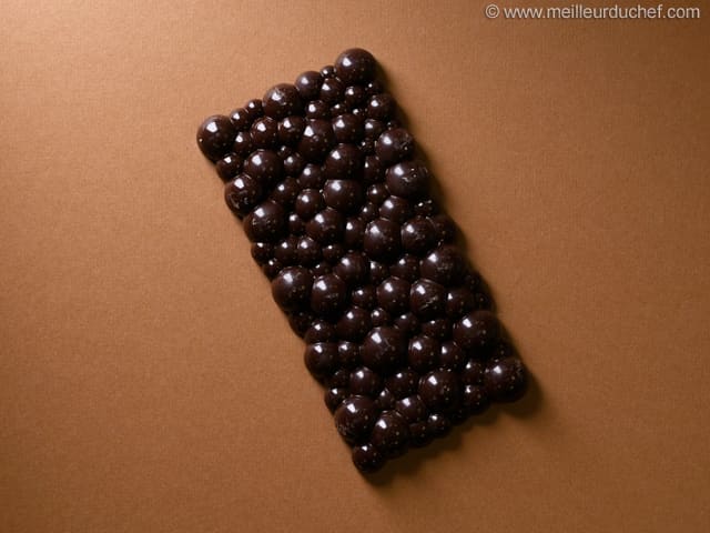 Tablette de chocolat noir fourrée à la pistache