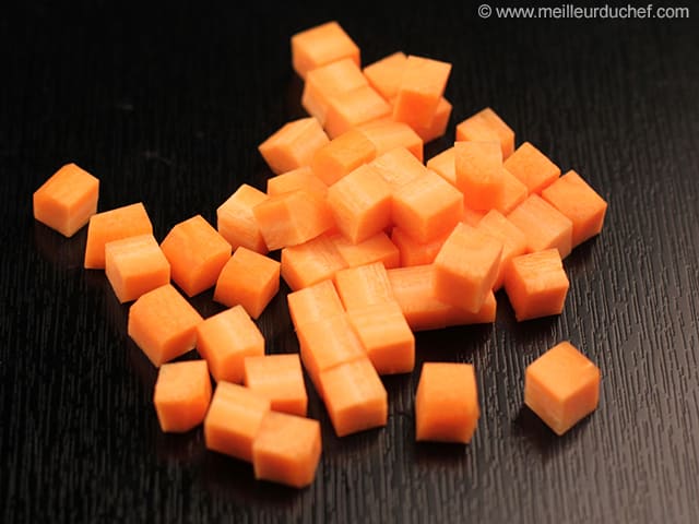 Tailler en Mirepoix (cubes 1 cm de côtés)